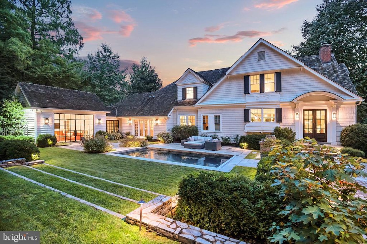 Landian listing agent meeting client in Bethesda