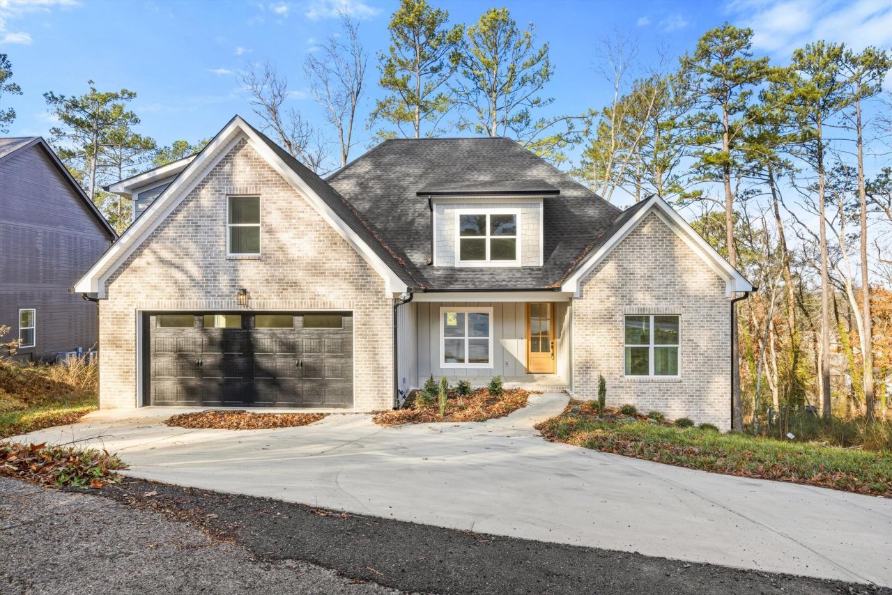 Landian listing agent meeting client in Chattanooga