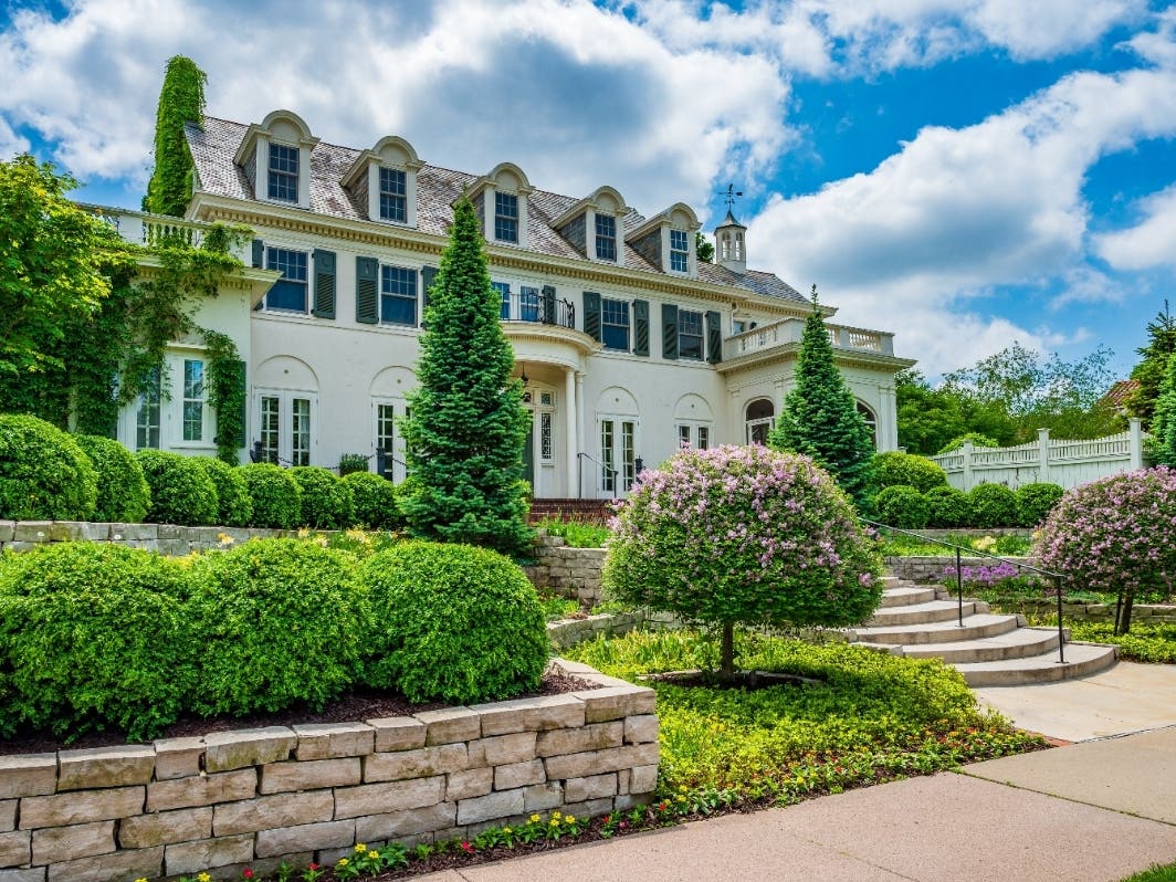 Landian listing agent meeting client in Hartford