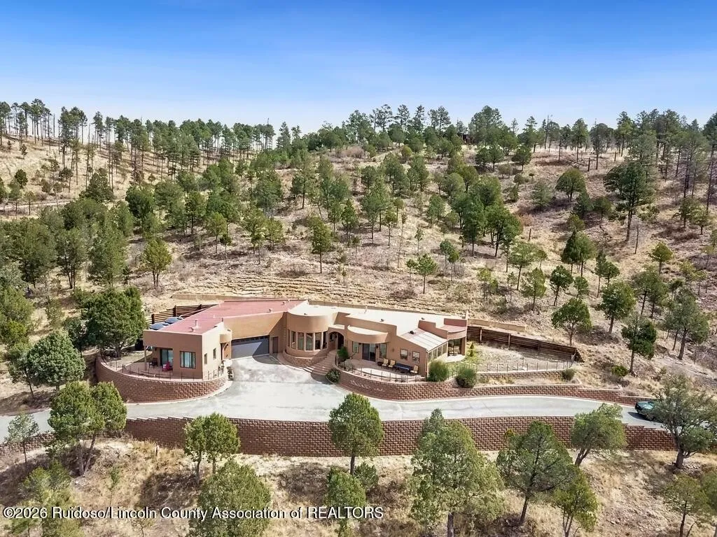 Landian listing agent meeting client in Ruidoso