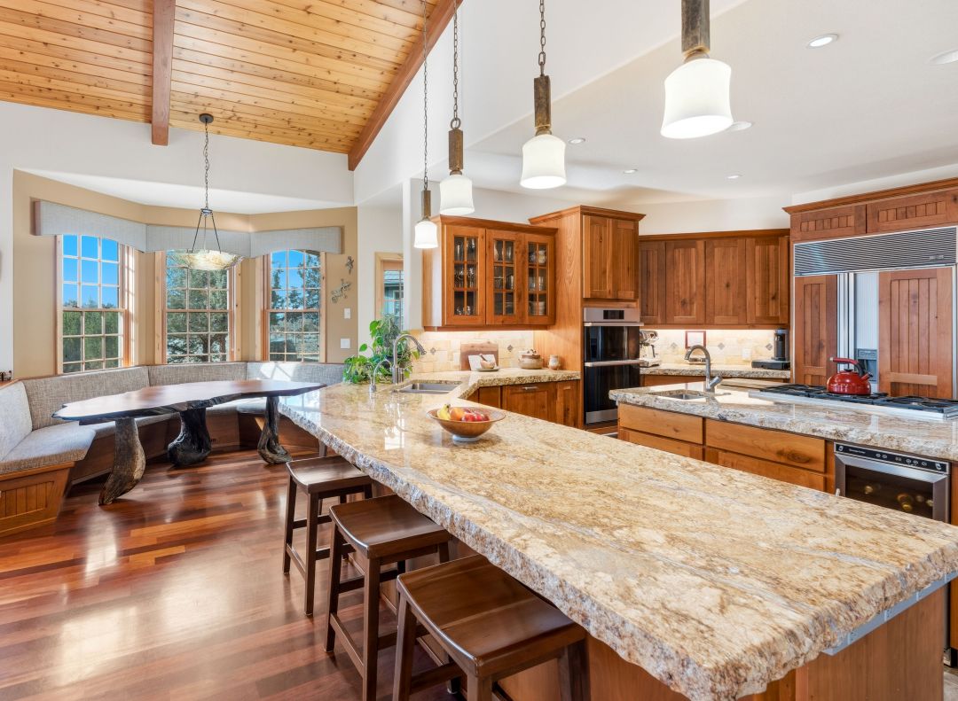 Landian listing agent meeting client in Bend
