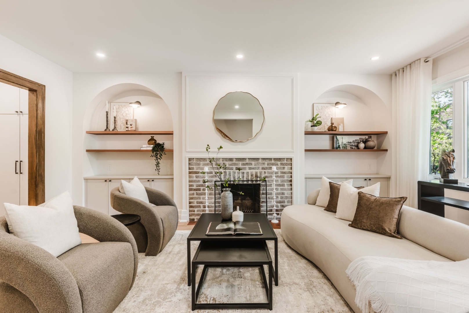 Landian listing agent meeting client in Montreal