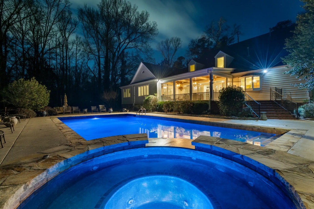 Landian listing agent meeting client in Macon