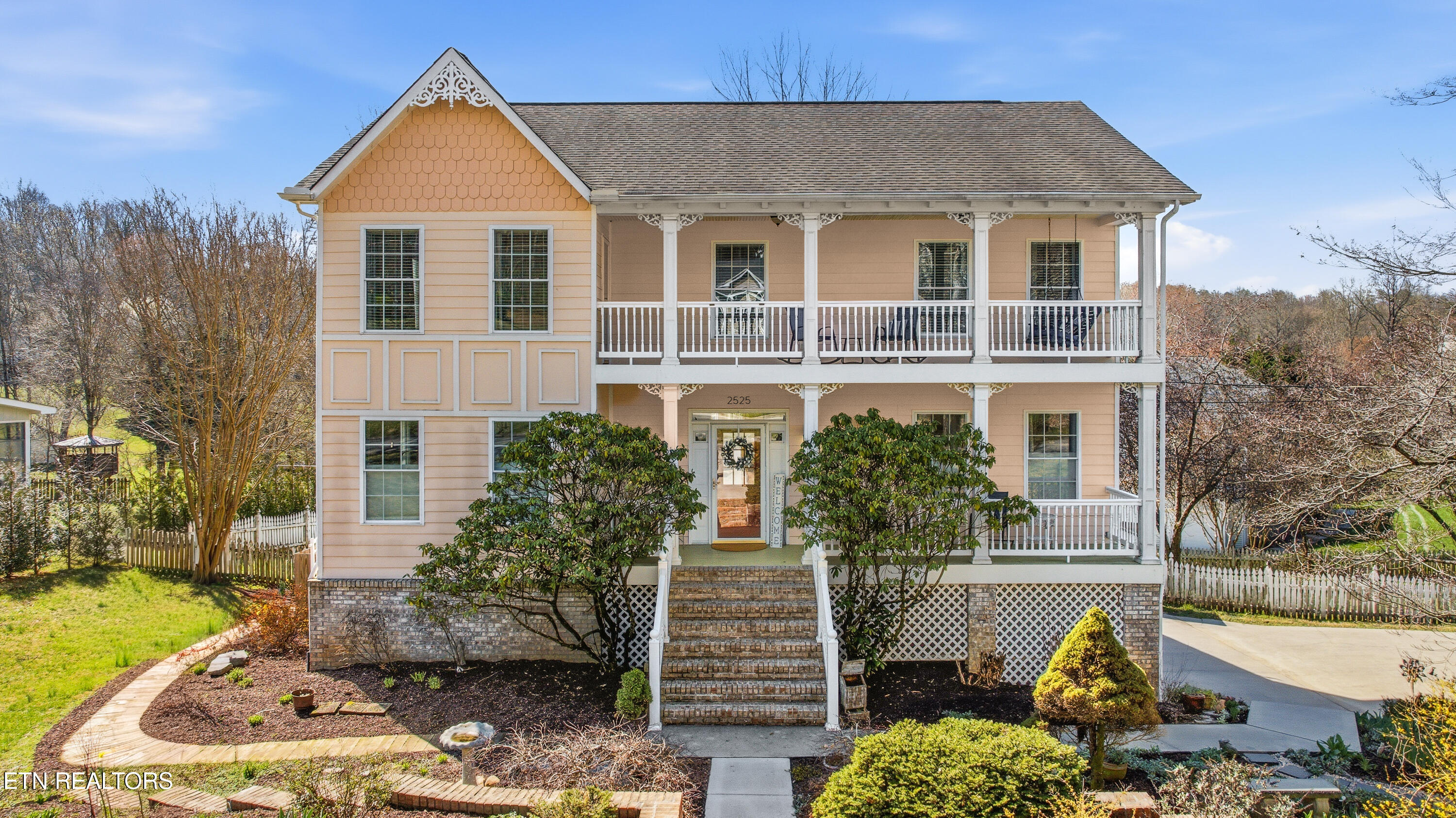 Landian listing agent meeting client in Knoxville