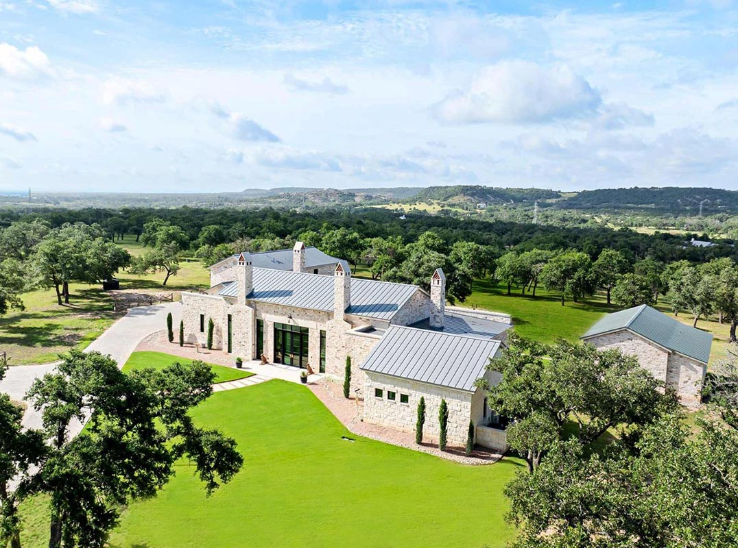 Landian listing agent meeting client in Austin