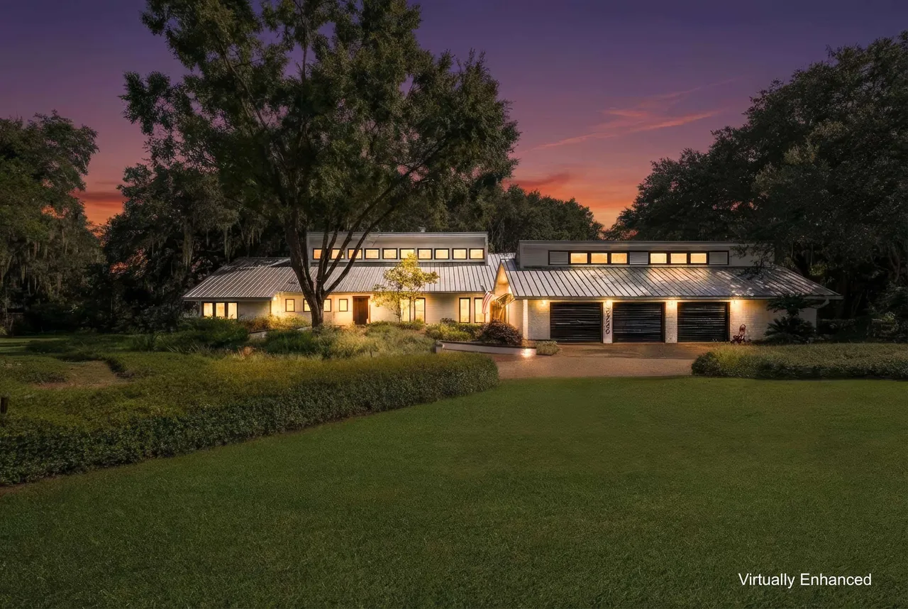 Landian listing agent meeting client in Tallahassee