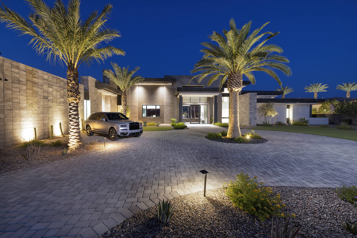Landian listing agent meeting client in Las Vegas